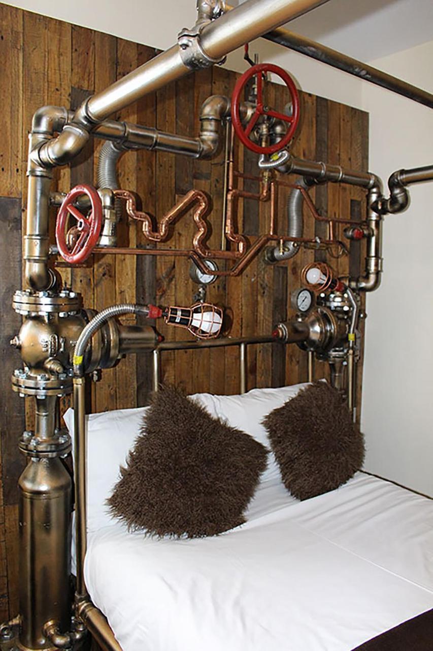 Old Hall House, Nec 4*